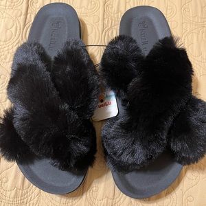 NEW WITH TAGS WOMENS SIZE: 10 BLACK PLUSH SLIDE SANDALS